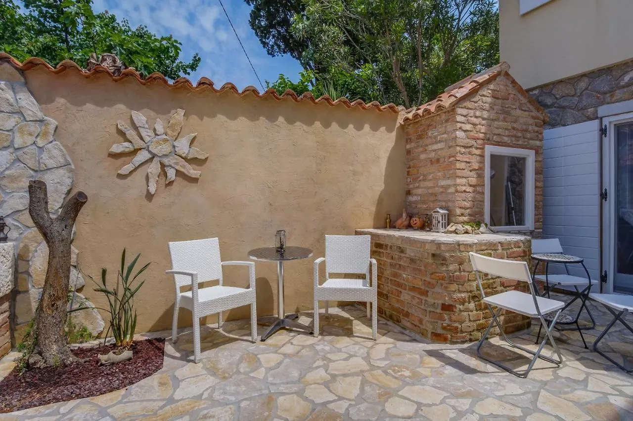 Mediterranes Ferienhaus m. Terrasse Veli Lošinj 0*,